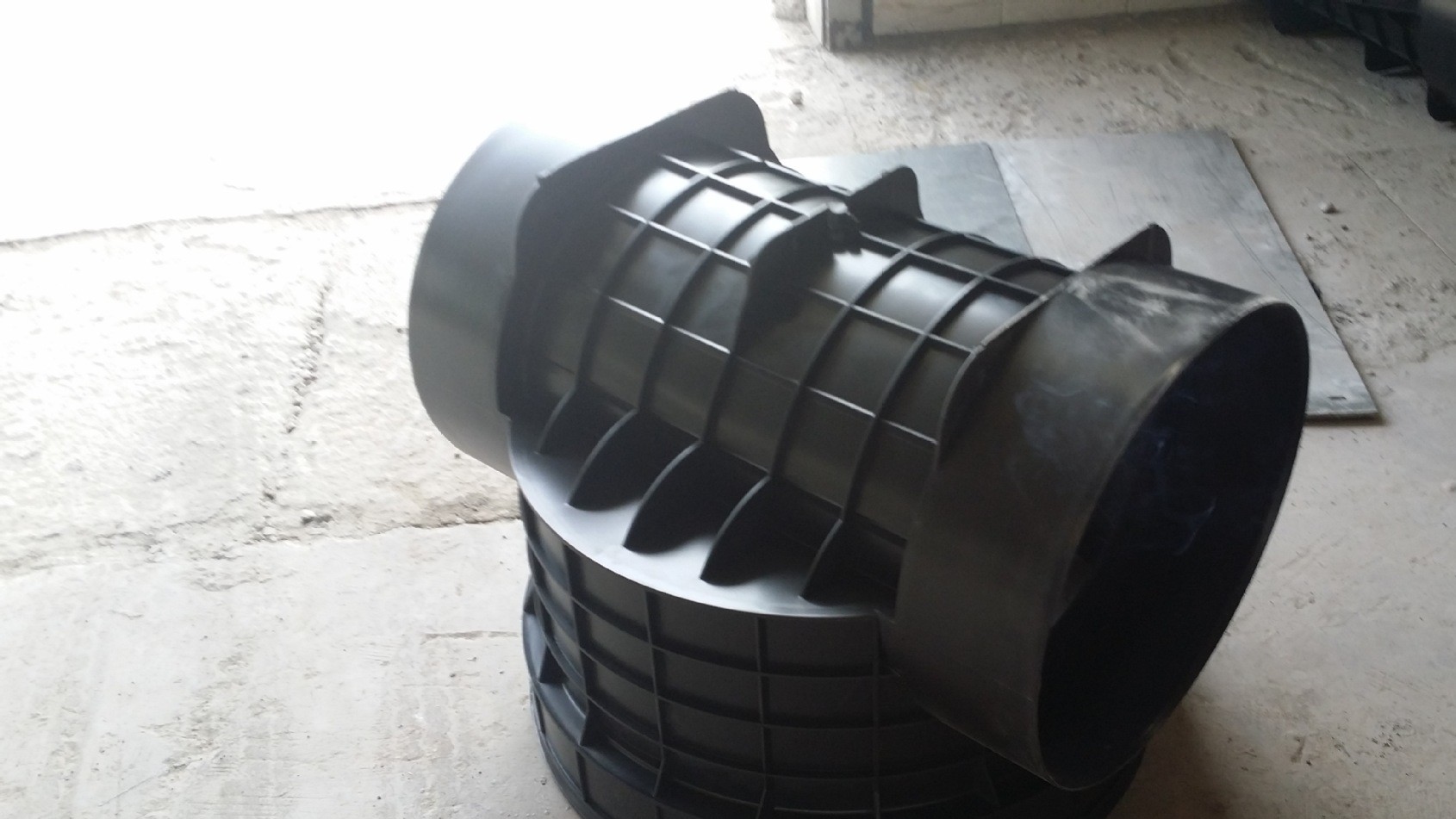 你知道為什么井蓋大多分布在馬路中間嗎？